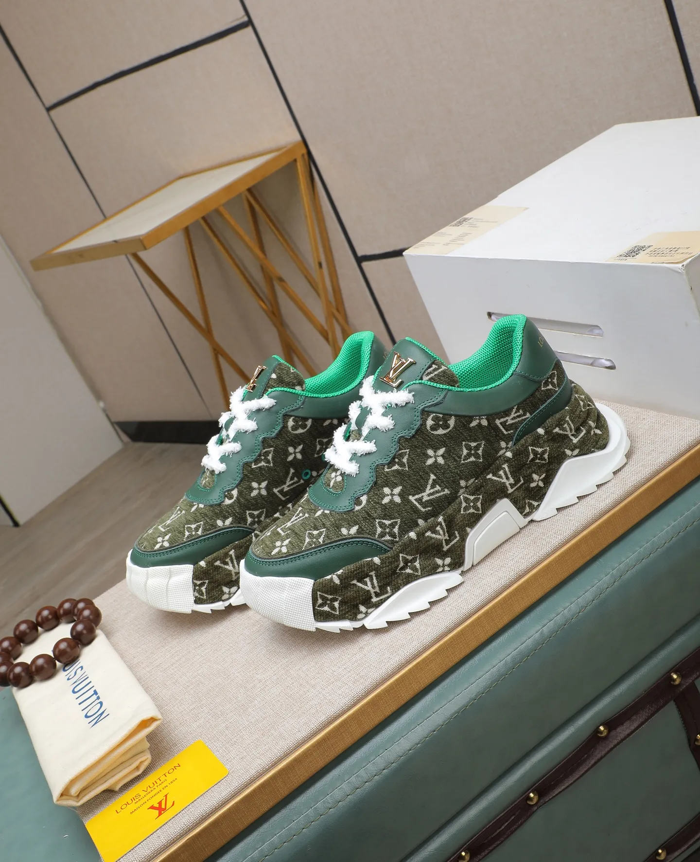 Men's shoes 💰600 LV are novel and fashionable, and the uppers are made of imported cowhide + LV special materials! Super trendy design! It’s eye-catching! The leather is soft, delicate, shiny and translucent, showing the ultimate in pure handcraftsmanship, and the mesh is soft, comfortable and breathable! Size: 39-44 (38 45 customized)